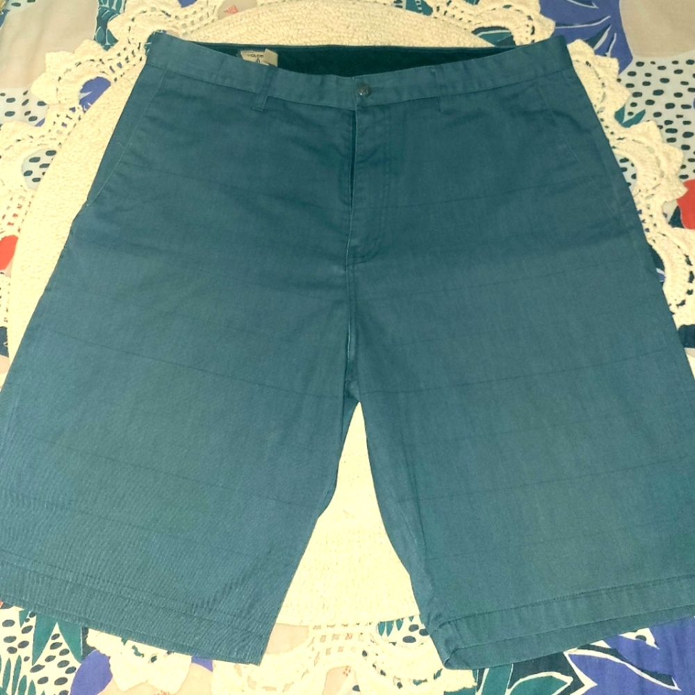 Volcom lengthy shorts in GUC